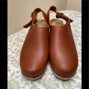 Lotta from Stockholm sling back clogs in tan. Size 39.